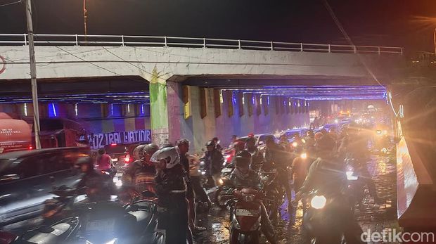 Sementara itu kemacetan parah juga terjadi di Jalan Soekarno Hatta tepatnya dekat dengan terowongan tol. Puluhan motor mogok saat berusaha menerjang banjir di terowongan, Selasa (19/11/2024).