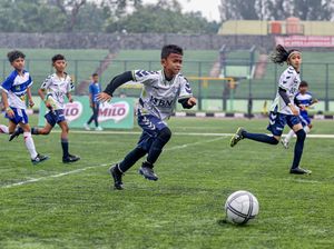 Semangat Peserta U-10 dan U-12 Tanding di Stadion Siliwangi Bandung