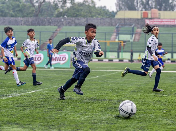Semangat Peserta U-10 dan U-12 Tanding di Stadion Siliwangi Bandung