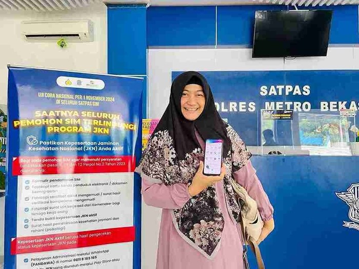 Seorang ibu rumah tangga (IRT), Dian, mendatangi kantor Satuan Penyelenggara Administrasi SIM (SATPAS) Polres Metro Bekasi untuk memperpanjang Surat Izin Mengemudi (SIM).