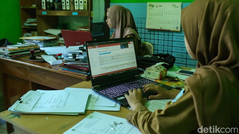 Kantor Desa Rewak, Anambas, telah dilengkapi dengan fasilitas internet BAKTI Komdigi. Hal ini memudahkan pelayanan administrasi untuk masyarakat.