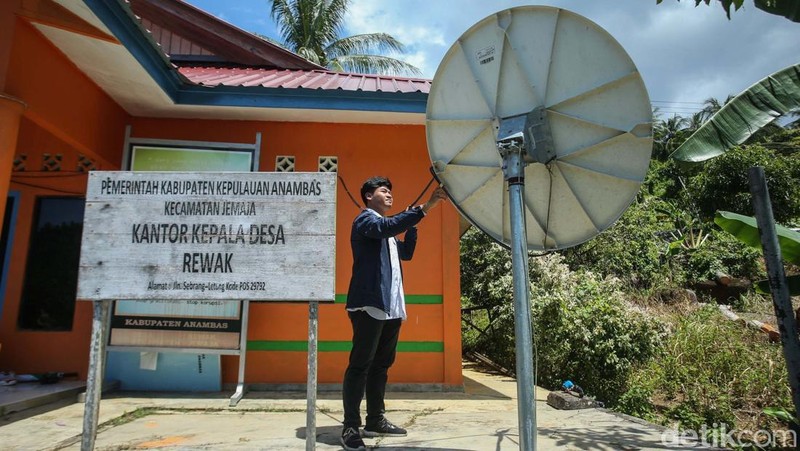 Kantor Desa Rewak, Anambas, telah dilengkapi dengan fasilitas internet BAKTI Komdigi. Hal ini memudahkan pelayanan administrasi untuk masyarakat.