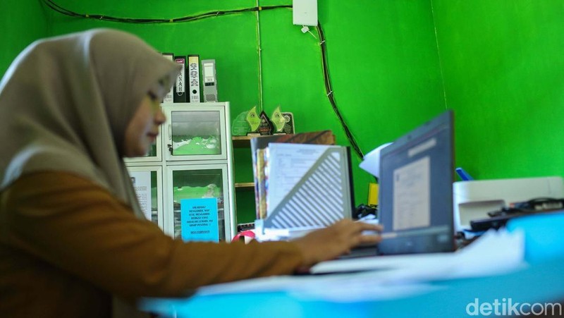 Kantor Desa Rewak, Anambas, telah dilengkapi dengan fasilitas internet BAKTI Komdigi. Hal ini memudahkan pelayanan administrasi untuk masyarakat.