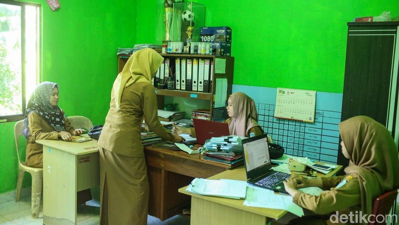 Kantor Desa Rewak, Anambas, telah dilengkapi dengan fasilitas internet BAKTI Komdigi. Hal ini memudahkan pelayanan administrasi untuk masyarakat.