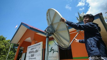 detikcom bersama BAKTI Kementerian Komunikasi dan Digital (Komdigi) mengadakan program Tapal Batas mengulas perkembangan ekonomi, wisata, infrastruktur, wisata, dan teknologi di wilayah 3T setelah adanya jaringan internet di beberapa wilayah terdepan Indonesia. Untuk mengetahui informasi dari program ini ikuti terus berita tentang Tapal Batas di tapalbatas.detik.com!