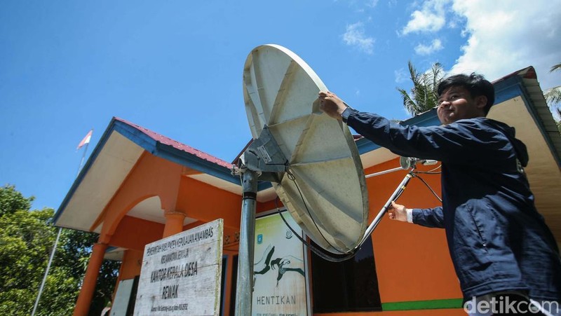Kantor Desa Rewak, Anambas, telah dilengkapi dengan fasilitas internet BAKTI Komdigi. Hal ini memudahkan pelayanan administrasi untuk masyarakat.