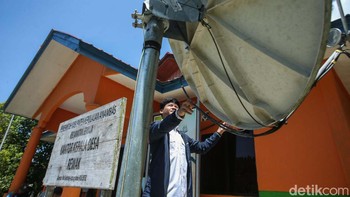 Petugas BAKTI Komdigi memeriksa jaringan internet di Desa Rewak, Anambas, Senin (4/11/2024).