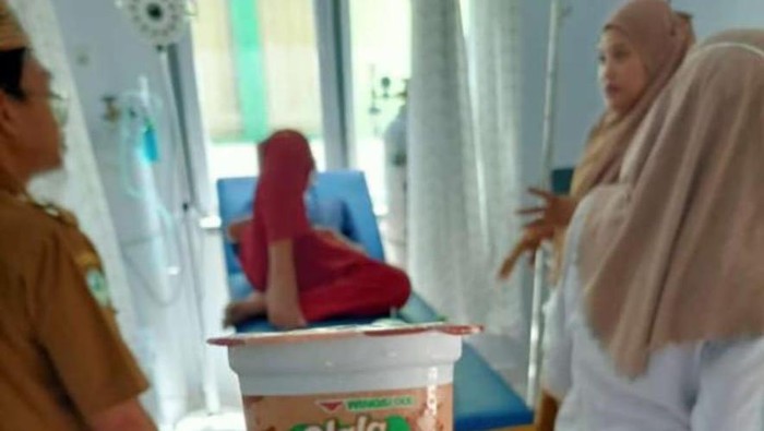 Siswa SDN 2 Suwawa dilarikan ke puskesmas diduga keracunan minuman yang dibelinya dari kantin sekolah.