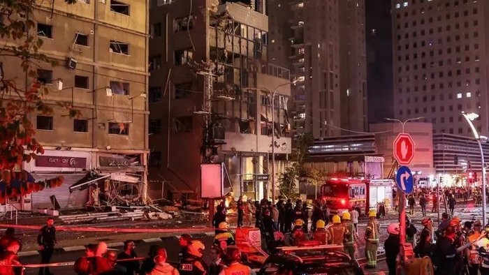 Israeli security services stand in front of a heavily damaged building at the site of a rocket attack from southern Lebanon in Ramat Gan, north of Tel Aviv, on November 18, 2024, amid the ongoing war between Israel and Hezbollah. (AFP)