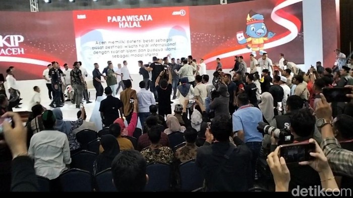 Suasana debat ketiga Pilgub Aceh 2024 yang ricuh. (Agus Setyadi/detikcom)
