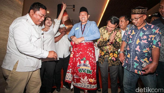 Subandi-Mimik dapat hadiah batik usai debat Pilbup Sidoarjo.