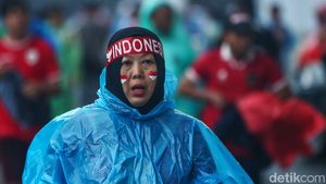 Suporter Rela Hujan-hujan untuk Dukung Timnas Indonesia di GBK
