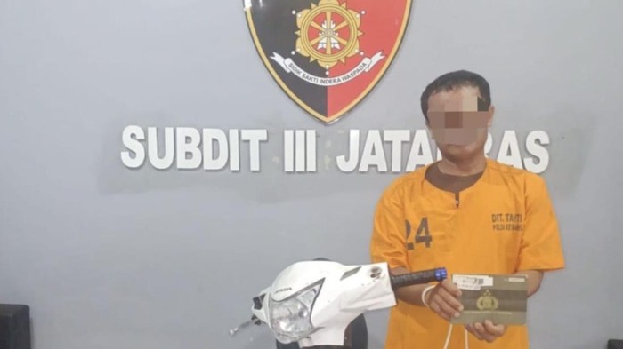 Tampang pelaku dan barang bukti sepeda motor.