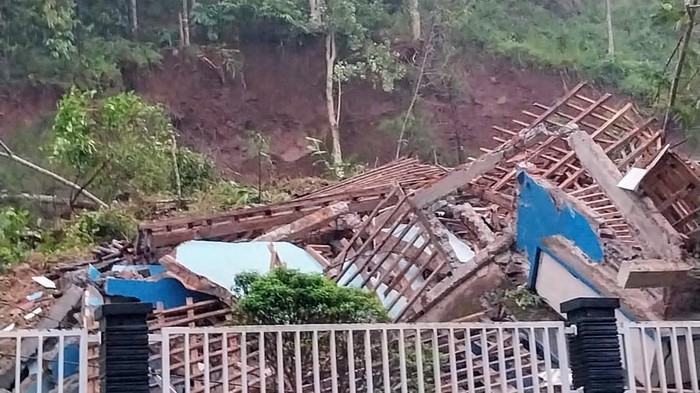 Tanah longsor menimbun rumah warga di Desa Plipiran, Kecamatan Bruno, Purworejo, Selasa (19/11/2024) sore.