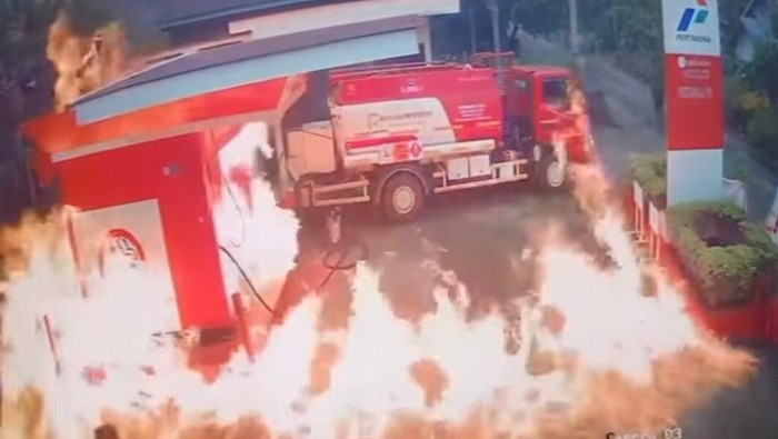 Tangkapan layar kebakaran Pertashop di Kabupaten Tanah Datar, Sumbar. (dok. Istimewa)