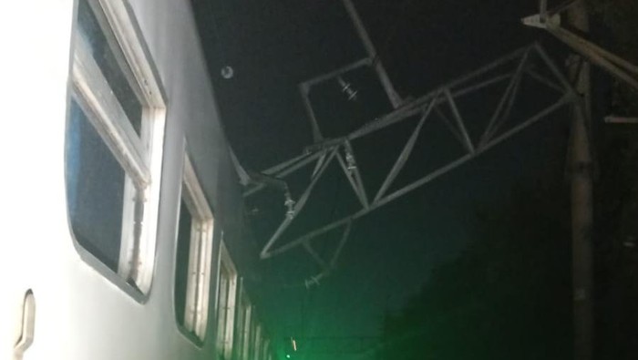 Tiang LAA miring bikin kereta nyangkut di Cakung
