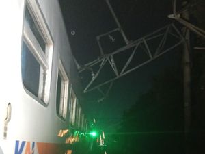 Tiang LLA Miring Bikin KA Gumarang Tersangkut Diduga Akibat Pencurian Kabel
