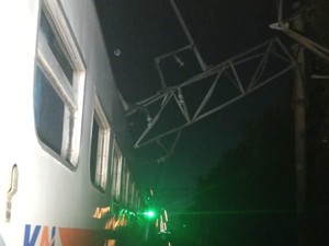 KA Gumarang Nyangkut Tiang LAA Miring, 2 Gerbong Dilepas-Penumpang Dipindah