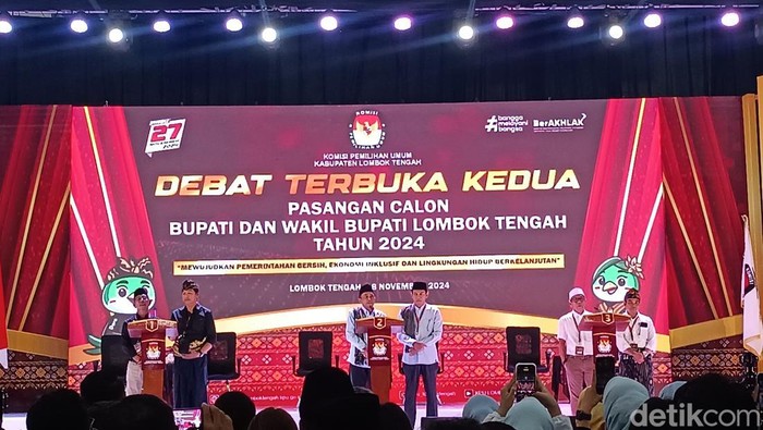 Tiga paslon bupati-wakil bupati Lombok Tengah pada saat debat kedua Pilbup Lombok Tengah di GOR Poltekpar Lombok, Senin (18/11/2024). (Edi Suryansyah/detikBali)