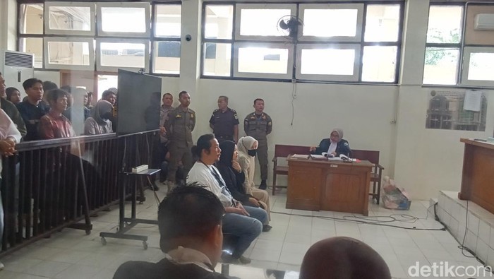 Tiga saksi dihadirkan dalam sidang perdana kasus bos distro bunuh pegawai koperasi di Palembang.