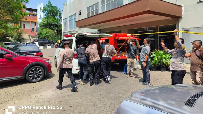 TKP penemuan mayat mahasiswa ITB yang diduga lompat dari apartemen di Jatinangor, Sumedang.