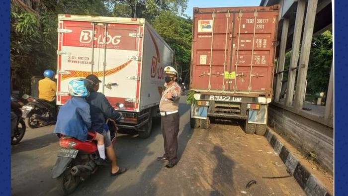 Truk Tabrak Halte TransJakarta di Cakung, Lalin Macet