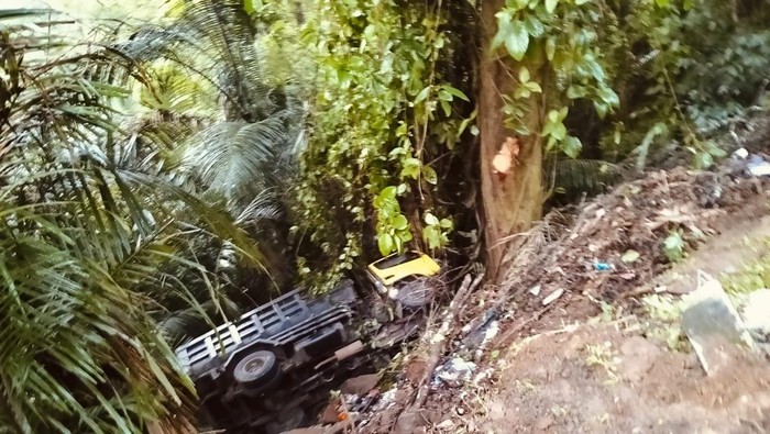 Truk terperosok di Pangandaran.