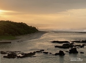 Memulai Hari dengan Sunrise di Pantai Sayang Heulang Garut
