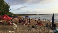 Keramaian Pantai Kuta Bali pada saat hari libur.