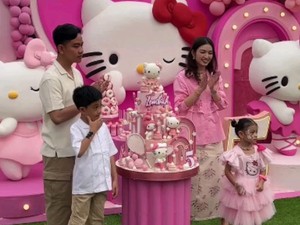 Ultah La Lembah Manah Anak Gibran-Selvi Ananda, Meriah Bertema Hello Kitty