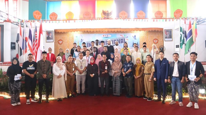 UPT Layanan Internasional (UPT LI) Universitas Jambi (UNJA) menyelenggarakan International Day 2024 dengan tema Emberance Differences, Celebrate Togetherness dan Seminar Beasiswa LPDP dari Yayasan Mata Garuda Jambi, bertempat di Balairung Pinang Masak UNJA Mendalo, pada Senin (18/11/2024).