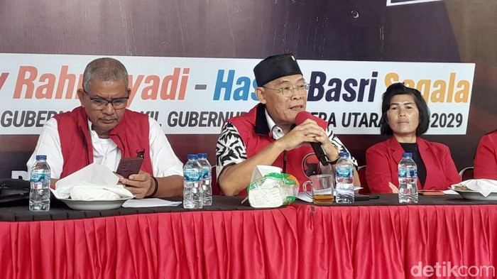 Wakil Ketua Bidang Hukum DPD PDIP Sumut Alamsyah Hamdani (tengah) dan Sekretaris DPD PDIP Sumut Sutarto (kiri) (Nizar Aldi/detikSumut)