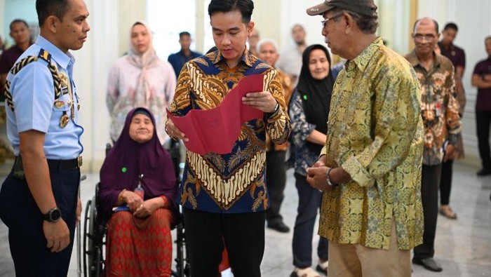Wakil Presiden Gibran Rakabuming menyerahkan bantuan kemasyarakatan kepada warga yang sebelumnya mengajukan aduan ke 