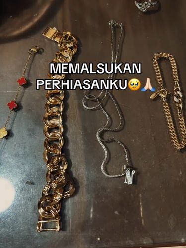 Wanita ini mengungkap perilaku asisten rumah tangganya yang mencuri dan berani memalsukan perhiasan emasnya. Postingan tersebut langsung viral di media sosial.