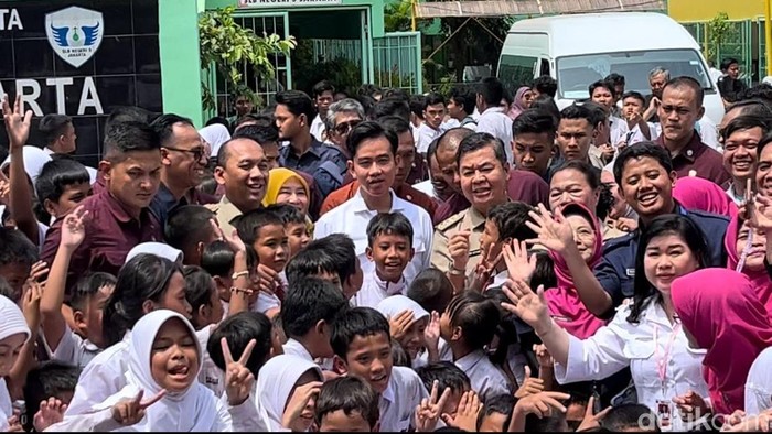 Wapres Gibran bagi-bagi susu saat tinjau makan bergizi gratis di Jakbar. (Brigitta/detikcom)