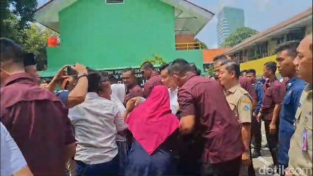 Wapres Gibran bagi-bagi susu saat tinjau makan bergizi gratis di Jakbar. (Brigitta/detikcom)