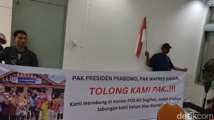 Warga Air Sugihan OKI mendatangi Kantor Pos Merdeka Palembang.