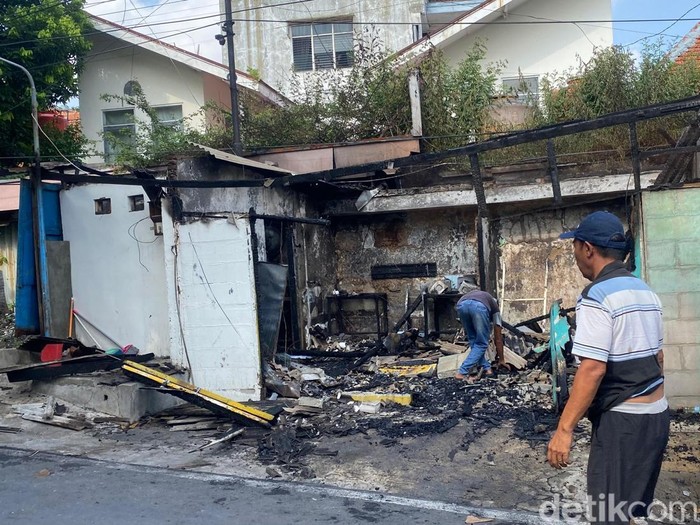 Warung makan di Kelurahan Bendungan, Kecamatan Gajahmungkur, Kota Semarang, ludes terbakar, Selasa (19/11/2024) pagi.