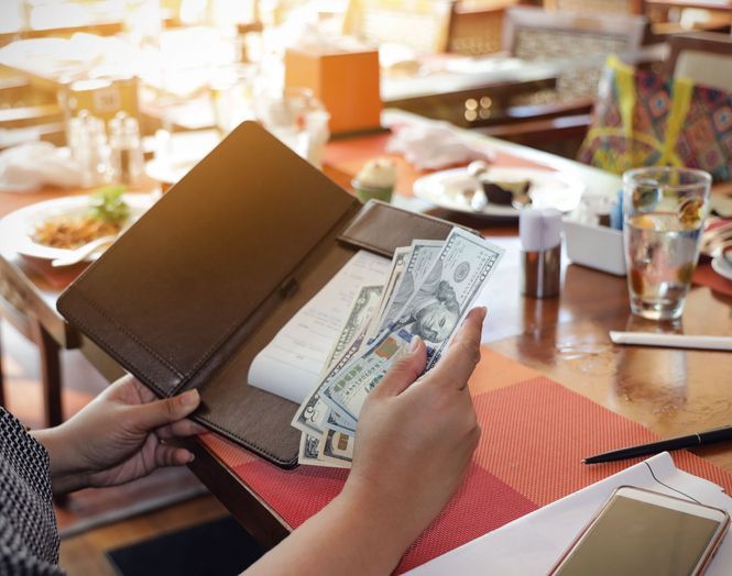 5 Aksi Bucin Orang Traktir Makan Pasangan Berakhir Boncos