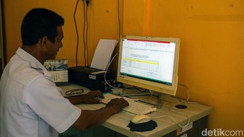 Selain menyeberang pulau, petugas juga mendaki bukit untuk mengirim data melalui sinyal yang didapat di atas bukit yang berada 10 kilometer dari lokasi kantor.  