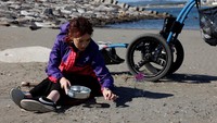 Di pantai dekat rumahnya di selatan Tokyo, Arimoto dengan hati-hati menyaring pasir untuk mencari potongan-potongan kecil plastik. Limbah plastik itu ia olah menjadi ujung kuku dekoratif untuk dipasang pada kuku palsu di salonnya.  