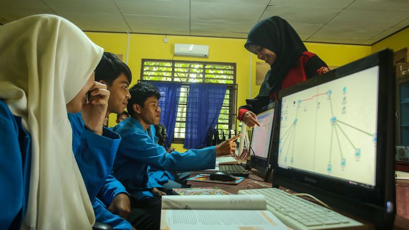 Akses internet bantu siswa SMK belajar di sekolah.