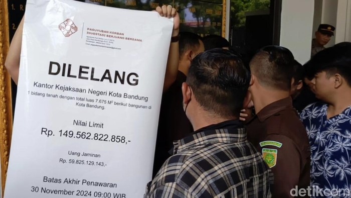 Aksi korban DNA Pro di Kejari Kota Bandung.