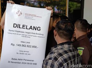 Cekcok Warnai Aksi Tuntutan Korban DNA Pro di Kejari Kota Bandung