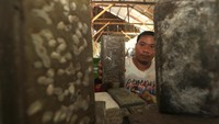 Pekerja memperlihatkan hasil uji coba paving block dari sampah plastik di pusat daur ulang bank sampah induk sadar mandiri, Banda Aceh, Aceh, Rabu (20/11/2024).