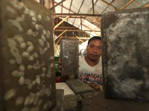 Pusat Bank Sampah di Banda Aceh Ubah Plastik Jadi Paving Block