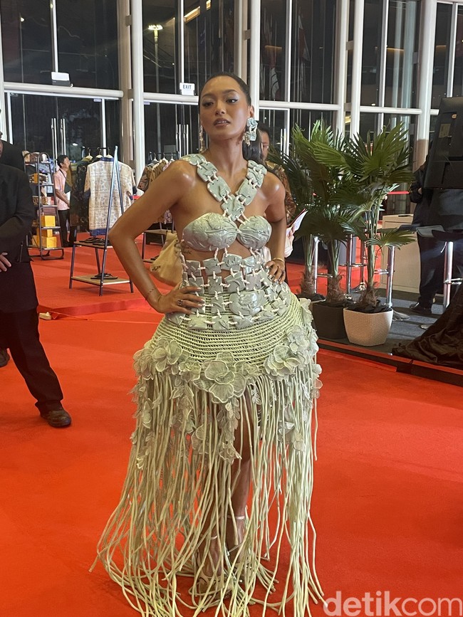 Para bintang ternama film Tanah Air memberikan gaya terbaiknya di Festival Film Indonesia (FFI) 2024 yang digelar di ICE BSD City, Tangerang Selatan, Banten, Rabu (20/11/2024). Tanpa terkecuali Asmara Abigail dengan penampilan uniknya. (Foto: Pingkan Anggraini/detikpop)