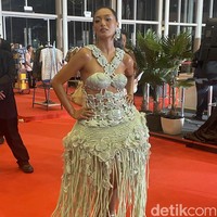 Para bintang ternama film Tanah Air memberikan gaya terbaiknya di Festival Film Indonesia (FFI) 2024 yang digelar di ICE BSD City, Tangerang Selatan, Banten, Rabu (20/11/2024). Tanpa terkecuali Asmara Abigail dengan penampilan uniknya. (Foto: Pingkan Anggraini/detikpop)