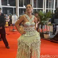 Namun, bagian gaun yang paling disukainya adalah rok yang dibuat dengan teknik makrame sehingga terlihat mengembang. Aku entah kenapa merasa ini simbolisasi alam juga, dan aku merasa dekat sekali dengan pohon beringin, jadi aku merasa ini sangat Indonesia sih. Menurut Mas Toton (soal pohon beringin) mungkin bukan. Ya ini perasaan aku pribadi karena aku di rumah juga ada pohon beringin. Jadi aku merasa dekat dengan pohon beringin. Jadi aku ngerasa memakai rumahku sendiri, tuturnya lagi. (Foto: Pingkan Anggraini/detikpop)