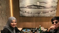 Kemesraan Aurel dan Atta tak pernah berkurang walau sudah memiliki dua anak. Makan malam romantis disempatkan keduanya agar kemesraan mereka tetap romantis. Foto: Instagram/aurelie.hermansyah